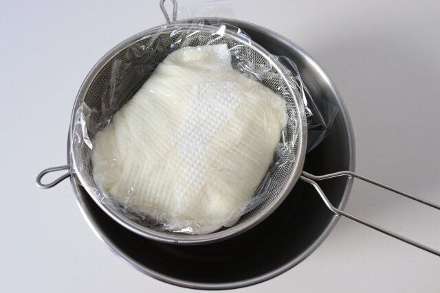 りんごのベイクドチーズ風ヨーグルトケーキ レシピ ヨーグルトを水切りする