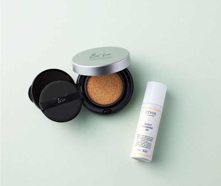 モイストバリアBB 30mL ¥4,180（エトヴォス）、アンドビー クッションファンデーション オークルベージュ ¥3,520（Clue）