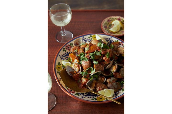 旨味の詰まった“豚とあさりのアレンテージョ風”