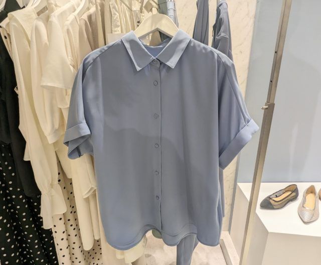 GU「ドレープシャツ」