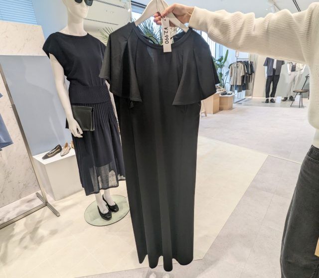 GU「袖フレアワンピ」