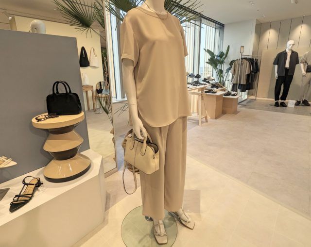 GU「バックジップ＆ワイドパンツ」