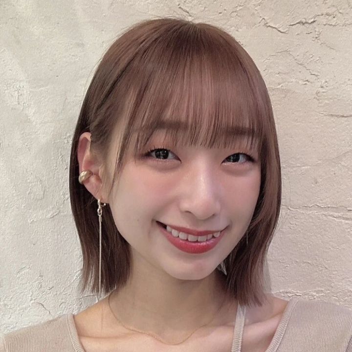 【小顔に見えるヘア】自然な軽さが今っぽい、ハイレイヤー×外ハネミディアムヘア_4