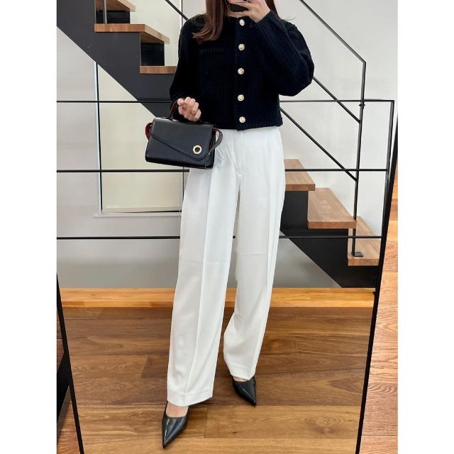 白のタックワイドパンツを使用したコーデ