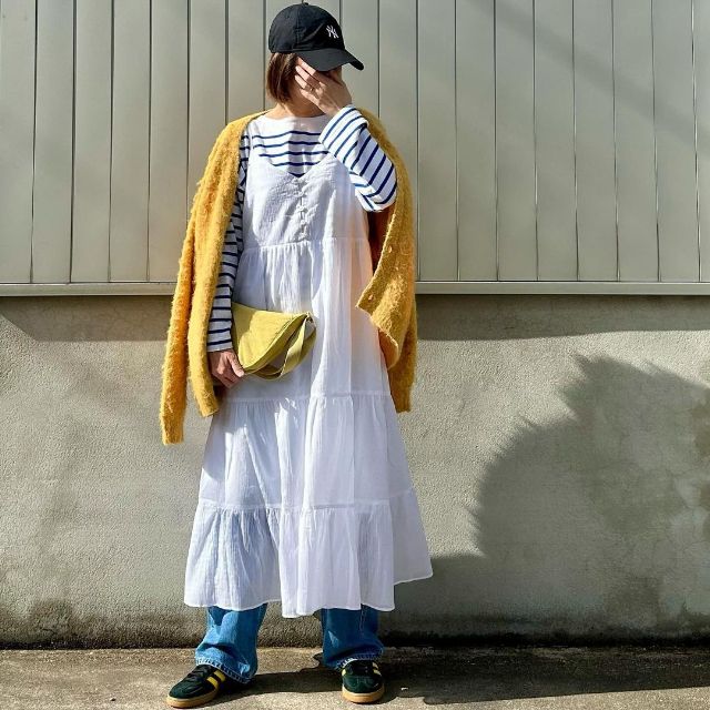 白のクリンクルコットンキャミソールワンピースを使用したコーデ