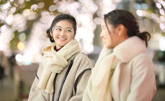 ママ友と話をする女性のイメージ