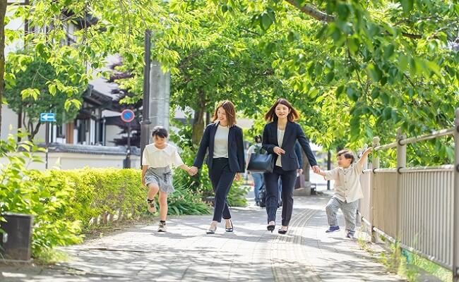 歩道を歩く親子のイメージ