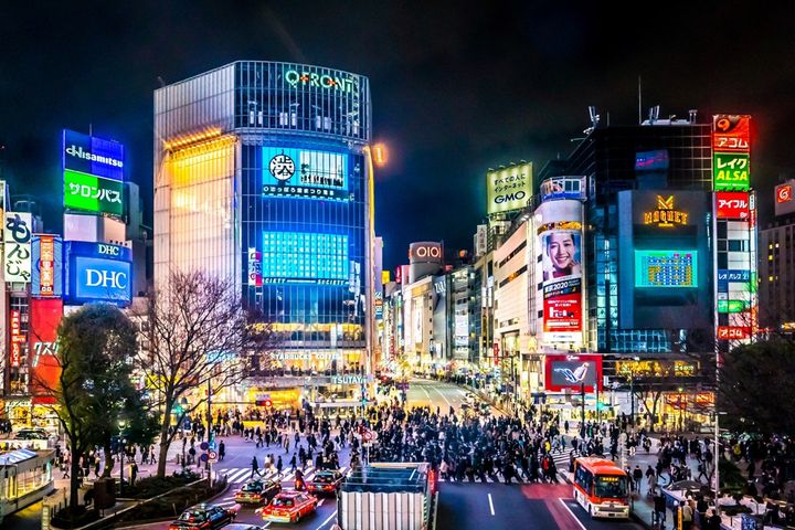 東京の街を行くタクシーのイメージ
