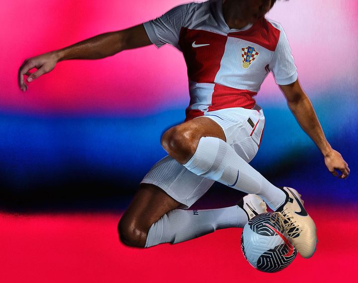 クロアチア代表、EURO2024に向けた新ユニフォームを発表！「でかチェック」と「懐かしチェック」が登場