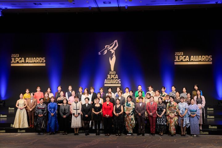 原英莉花、“美スタイル”際立つスーツ姿で魅了！【JLPGAアワード2023】