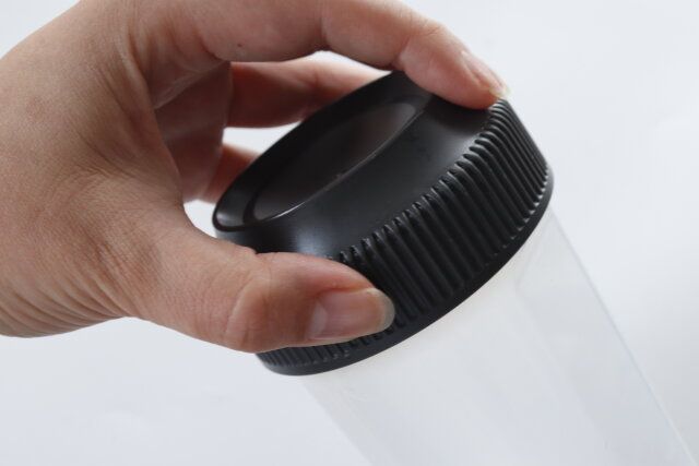 ダイソーのプロテインシェイカー ブラックのキャップを開ける様子