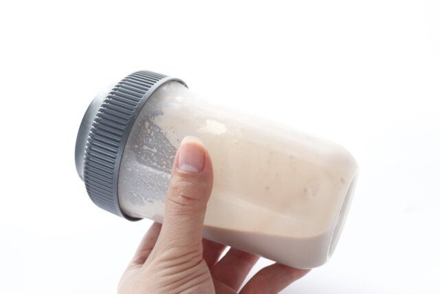 ダイソーのプロテインシェイカー ブラックをシェイクする様子