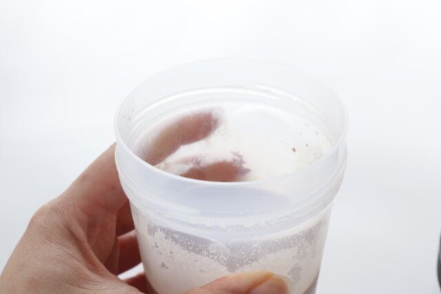 ダイソーのプロテインシェイカー ブラックの飲み口