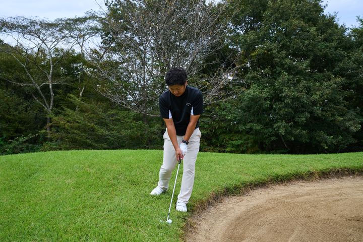 バンカーの縁にボールが…？どう打つのが正解!? プロが解説