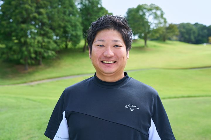 バンカーの縁にボールが…？どう打つのが正解!? プロが解説