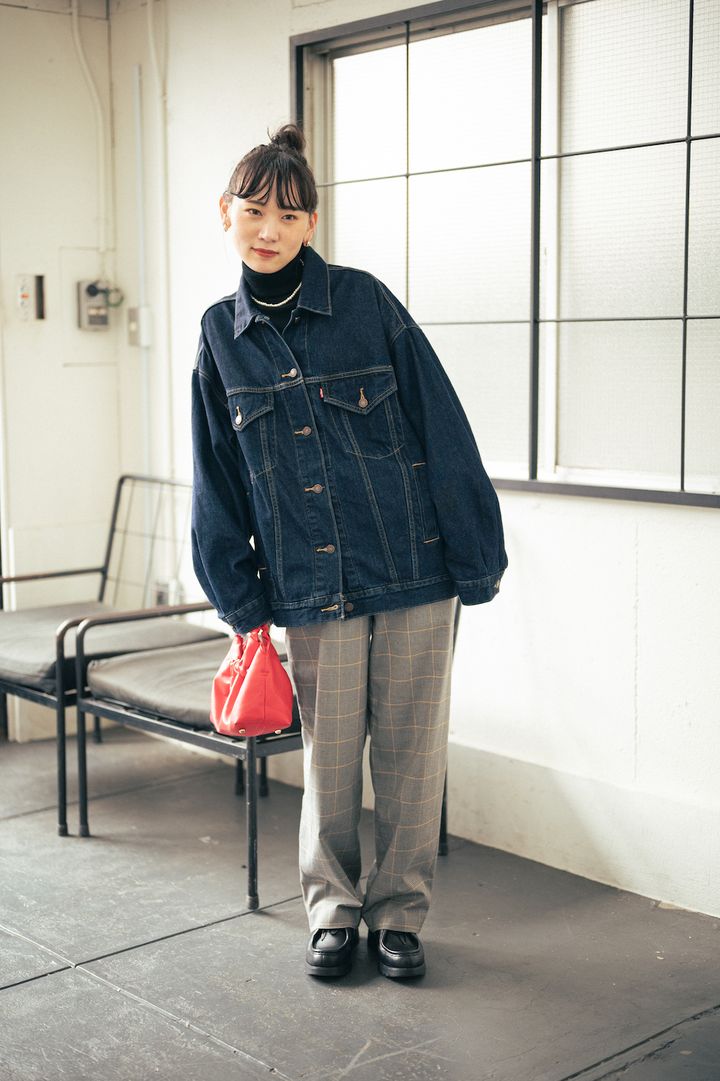 デニムジャケットをレディに着る。パールと赤のミニバッグがポイントです【FUDGE FRIEND おしゃれさんの毎日コーディネート vol.344｜UMI】