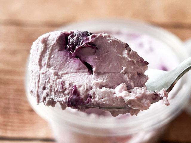 クリーミーで濃厚なグリークヨーグルトに、深い味わいのミックスベリーコンポートの相性はぴったり