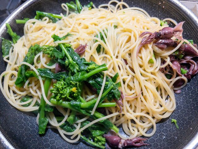 菜の花とホタルイカのアンチョビパスタ レシピ パスタと菜の花をホタルイカのソースと和える