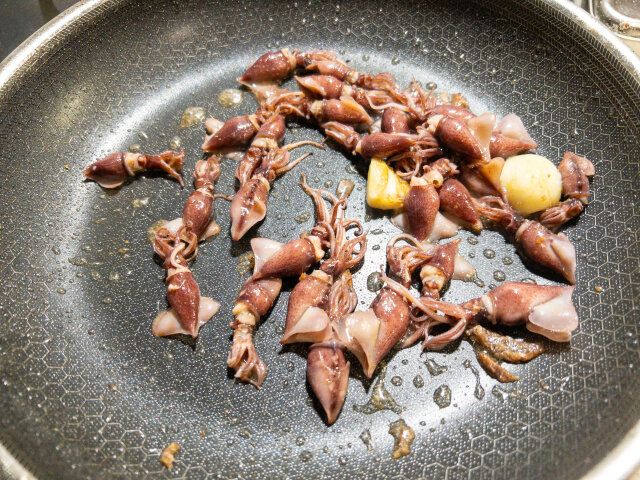 菜の花とホタルイカのアンチョビパスタ レシピ ホタルイカを炒めパスタのゆで汁で乳化させる