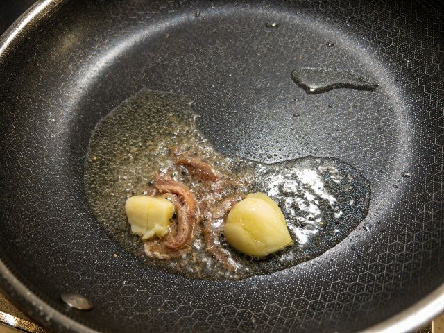 菜の花とホタルイカのアンチョビパスタ レシピ アンチョビとにんにくを炒める