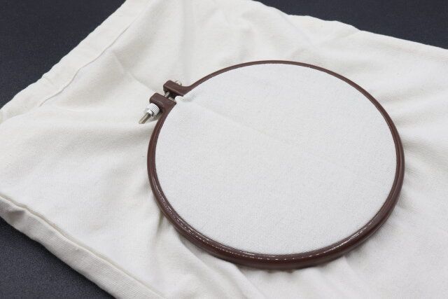 セリアの装飾ベース 巾着 35×30cmに刺繍枠を付けた様子