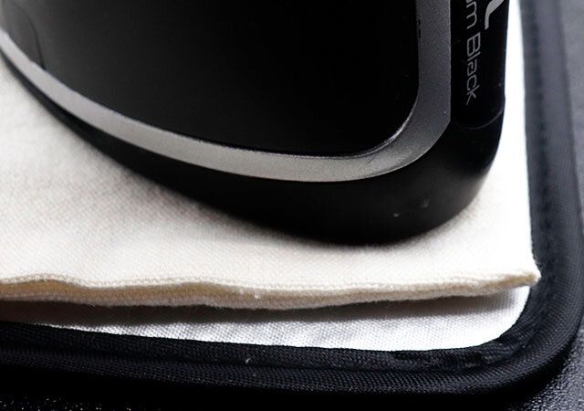 セリアの装飾ベース 巾着 35×30cmにアイロンがけする様子