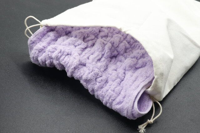 セリアの装飾ベース 巾着 35×30cmに荷物を入れた様子