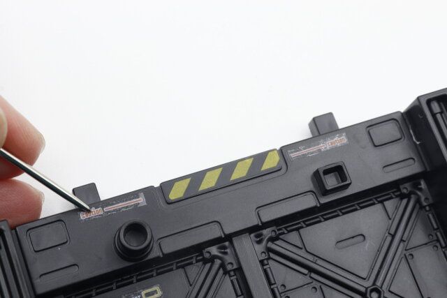 セリアのミニチュアベース用 カスタマイズシールを貼る様子