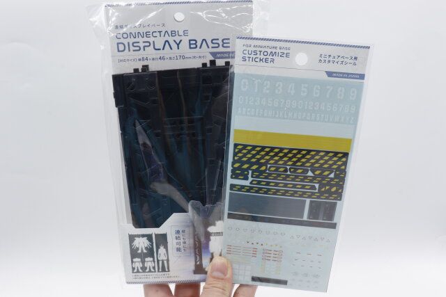 セリアのミニチュアベース用 カスタマイズシールとミニチュアベースのパッケージ