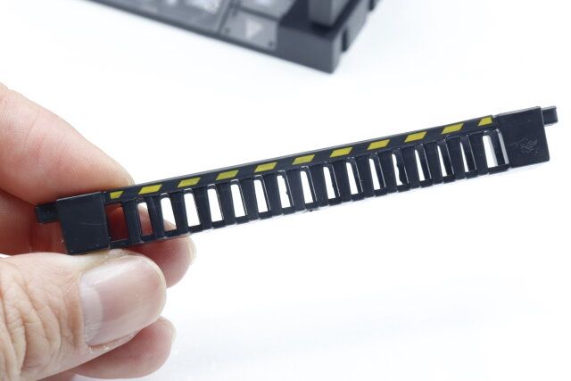 セリアのミニチュアベース用 カスタマイズシールを貼る様子