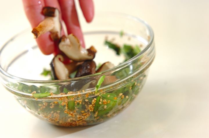 春菊とシイタケのゴマ和えの作り方3