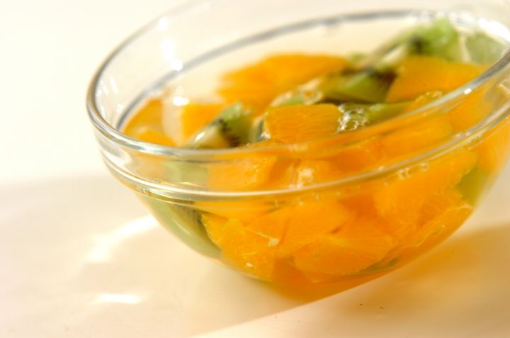 キウイとオレンジの白ワインシロップ漬けの作り方3