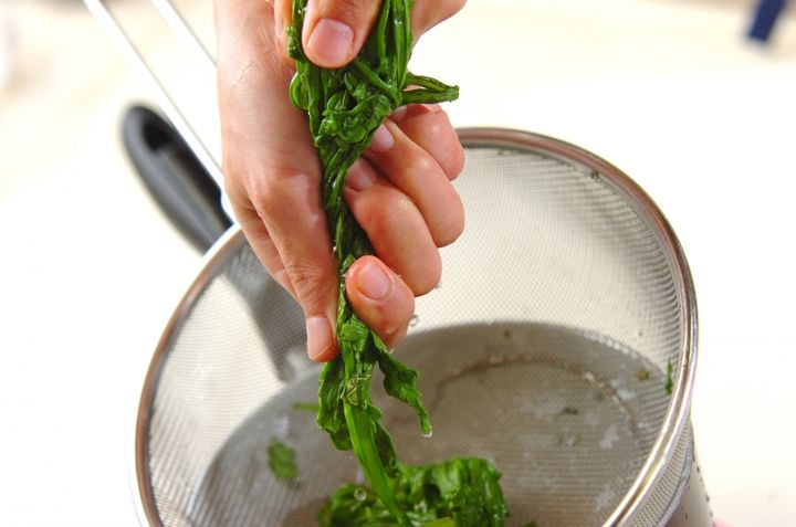 春菊とシイタケのゴマ和えの作り方1