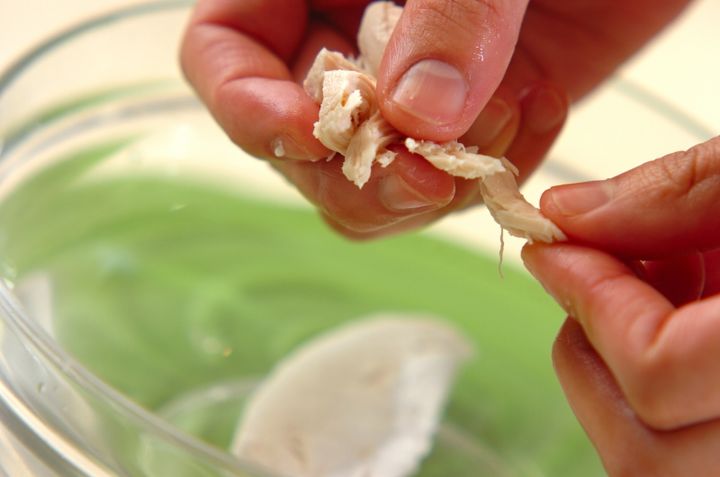 セロリと鶏ささ身のワサビじょうゆ和えの作り方2