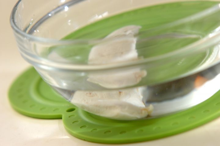 セロリと鶏ささ身のワサビじょうゆ和えの作り方1