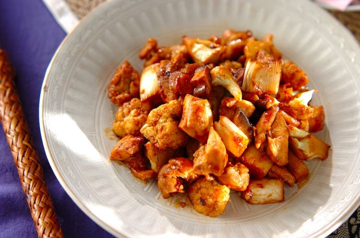 カリフラワーと鶏もも肉のピリ辛炒め