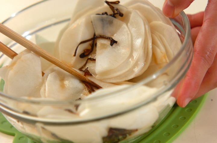 カブと塩昆布の簡単つけものの作り方1