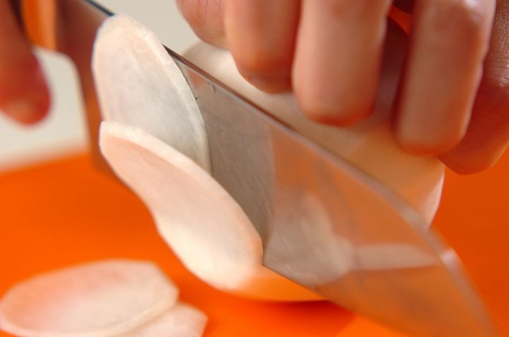 カブと塩昆布の簡単つけものの下準備1