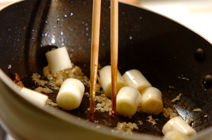 カリフラワーと鶏もも肉のピリ辛炒めの作り方2