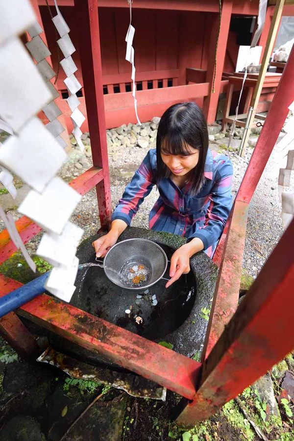 備え付けのざるにお金を入れて洗う