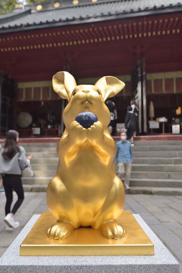 神話「因幡の白うさぎ」にちなんだ黄金の「良縁うさぎ像」