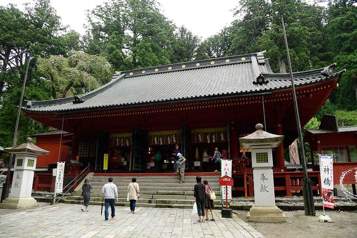 創建当時の建築様式を残す拝殿にお参り