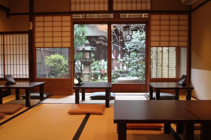 風情ある中庭を望む窓側席が人気