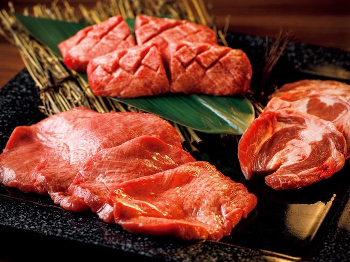 中目黒『中目黒焼肉 登牛門』の「3種タンの食べ比べ」