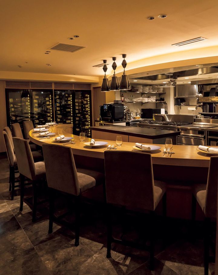 新富町『オルタンシア』の内観