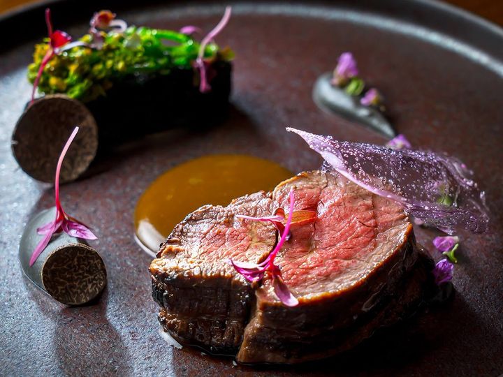 新富町『オルタンシア』の「飛騨牛 桑のつちごぼうとコンソメ 生山葵のアンフュージョン」