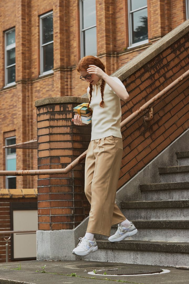 【2024】レディーススニーカーの最旬トレンドと人気ブランドは？ワンランク上のコーデ例も