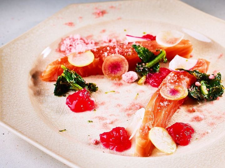 白金高輪『atti』の「サクラマス」は、紅芯大根のジュレ、カブ、大根の葉のネパール風炒めとともに