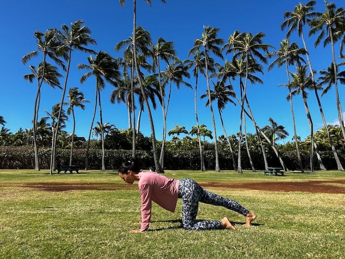 右脚をうしろに伸ばす