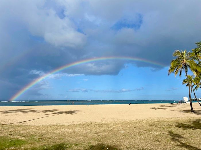 ハワイの海にまたがる大きな虹
